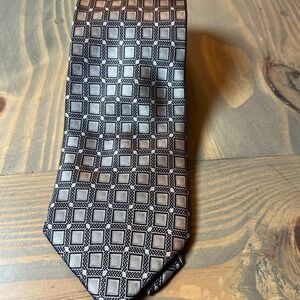 Crestview Men's Silk Tie Geometric Pattern Hand Made Silver‎ Gray